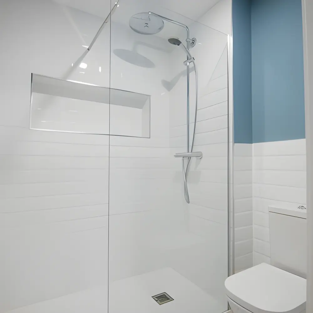 Alicatado de azulejos en un baño de Guadalajara