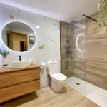 Baño reformado en Guadalajara con mampara y grifería nueva