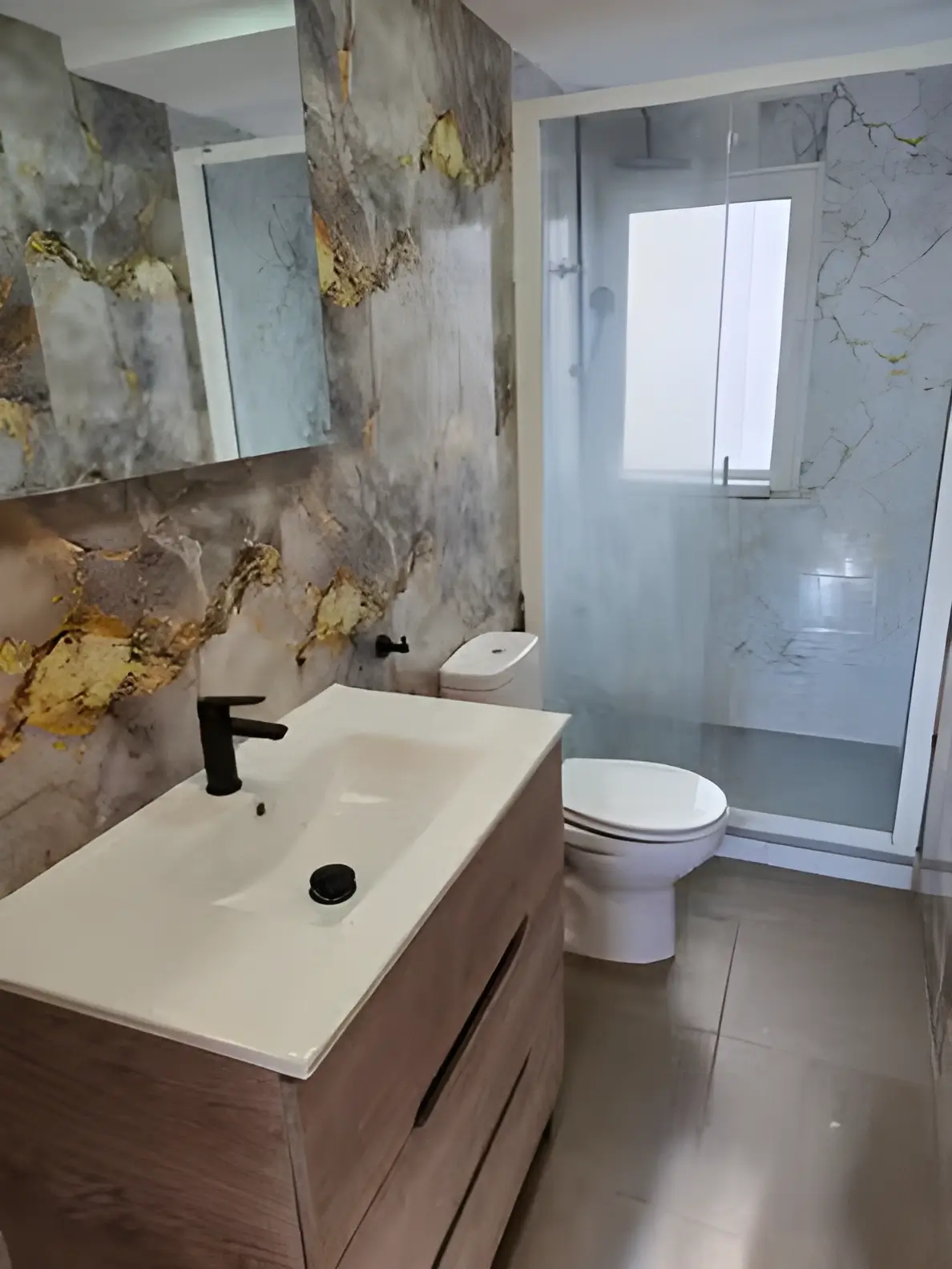Reformas de Baños Guadalajara con plato de ducha moderno